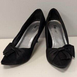 FIONI Clothing Black Heels with Bow Accent